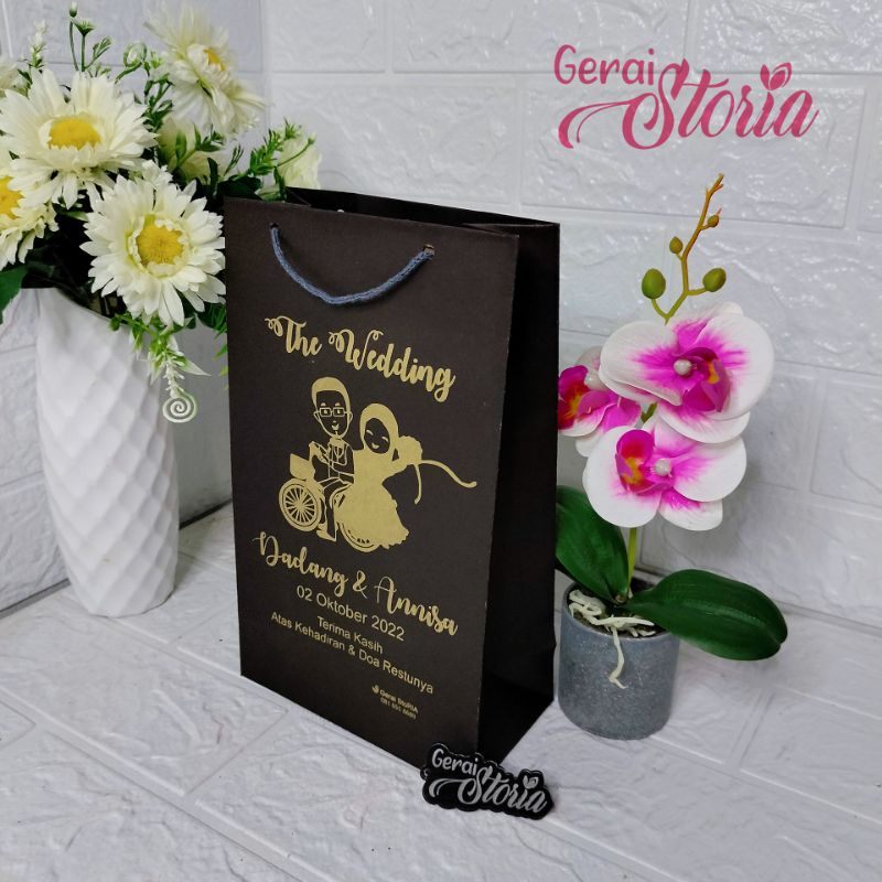 

PAPER BAG WAFER HITAM SABLON EMAS 15X8X25 / PAPERBAG CUSTOM / PAPER BAG HITAM