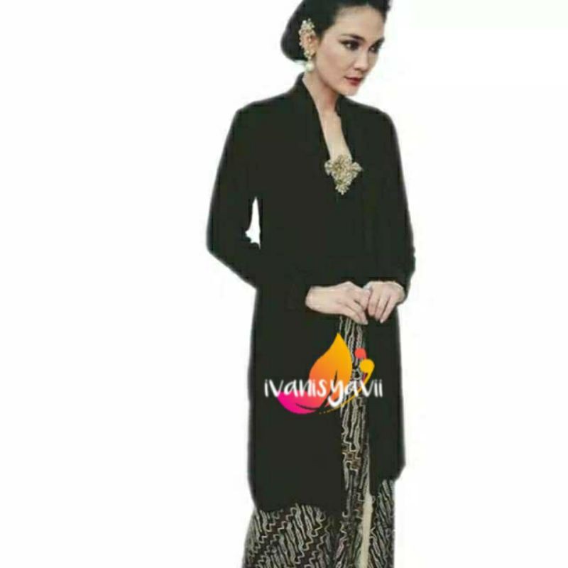 Kebaya Bludru Body Panjang / On Model Luna Maya