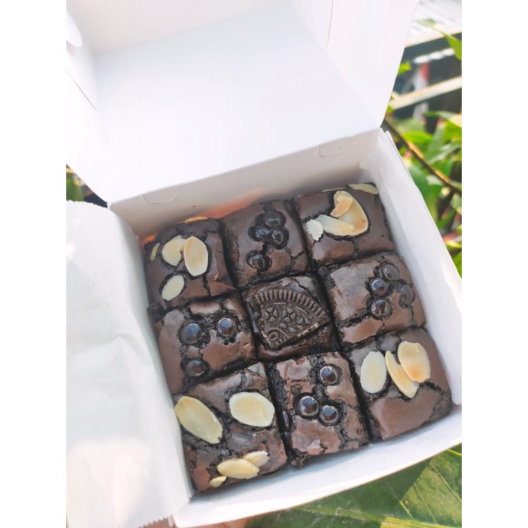 

BROWNIES FUDGY/BROWNIES SEKAT PANGGANG Brownis Lumer 10x10 BROWNIES FUDGY SHINY