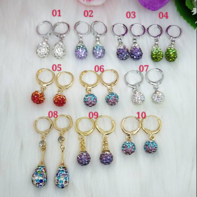 Anting-anting batu berwarna