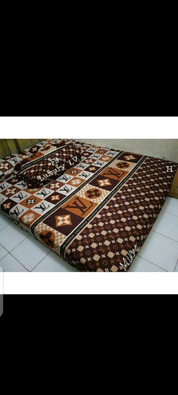 Bed Cover Single Size Tanpa Sprei Motif Red Paris