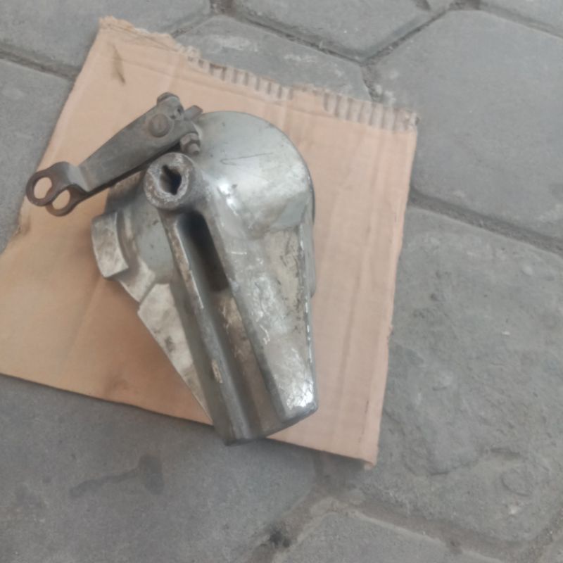 tutup dudukan kampas tromol  belakang karisma kirana