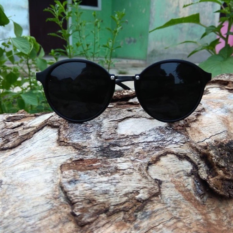 Kacamata Hitam Oval