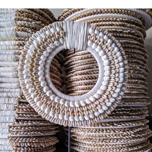 cermin bulu, papua rajut putih, hiasan dinding, cermin kerang, dekorasi rumah, juju bulu,