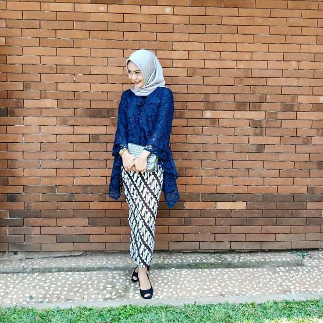 Kain Batik SOLO motif parang kancing warna hitam