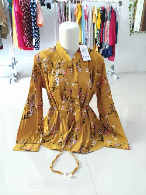 Blouse plisket  free belt.  Nathaniah ld 120