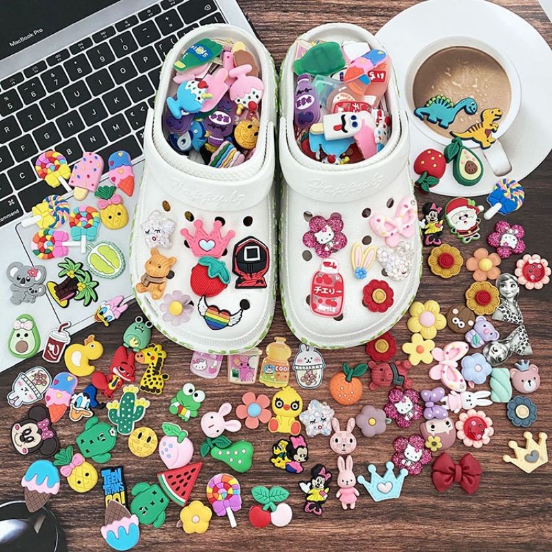 Crocs Jibbitz Pin Sandal Bentuk Karakter Lucu Animasi Hello Kitty Imut dan Fashion