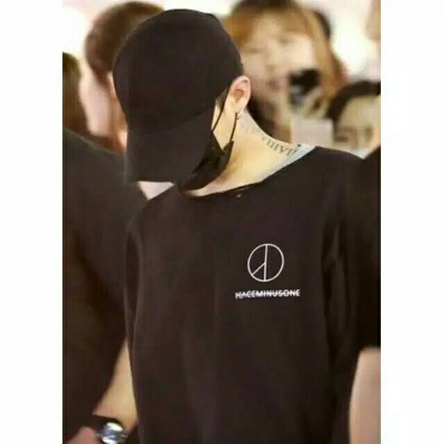 Kaos G-DRAGON BIGBANG PEACE MINUSONE LOGO KECIL DIDADA KIRI