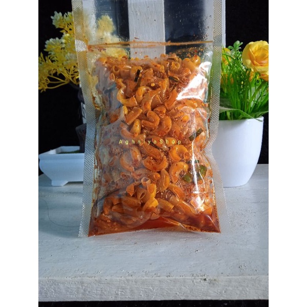 

Cemilan Makaroni Bantet/Bantat Pedas 100gram Extra daun jeruk /keripik pedas