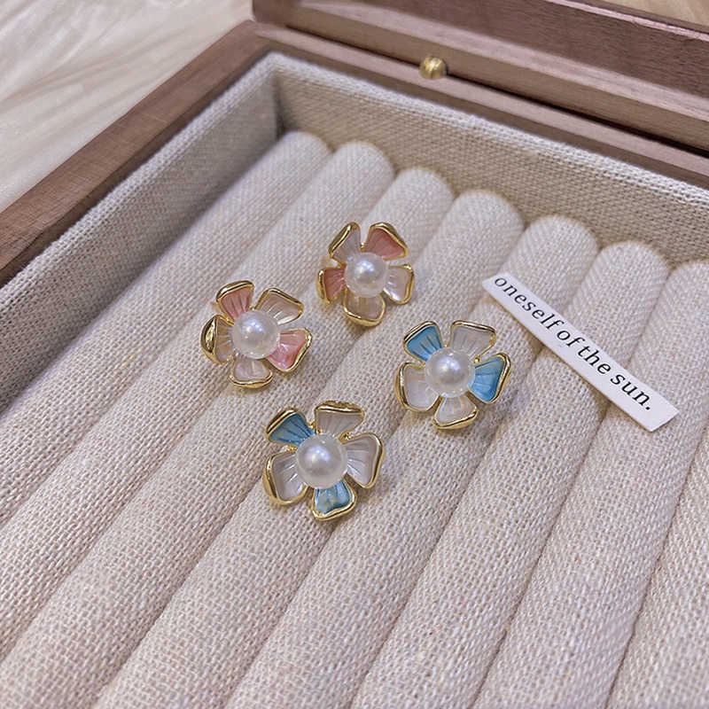 Anting Stud Bentuk Bunga Tiga Dimensi Aksen Mutiara Gaya Vintage Korea