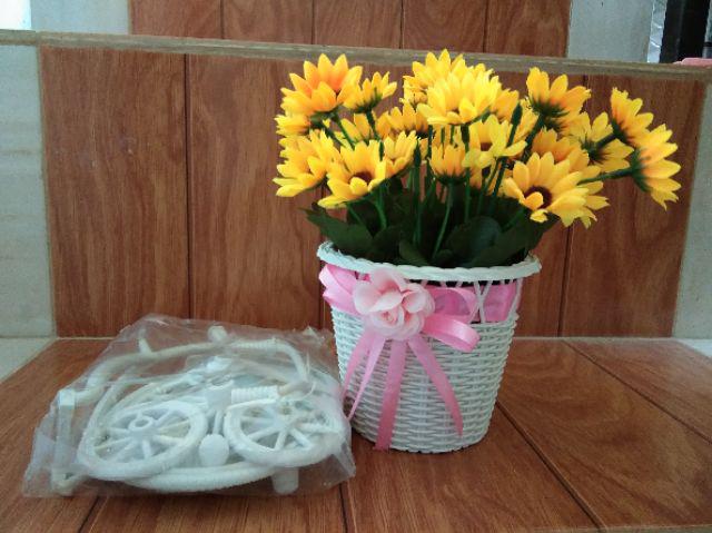 Set Bunga Plastik Matahari Kuntum Dengan Sepeda Rotan Besar