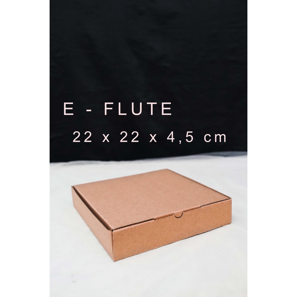 

Box EFlute Coklat 22x22x4.5 Cm Kardus BOX Karton Packaging Pizza, Kotak Kado, Hampers, Souvenir, Baju Corrugated Box