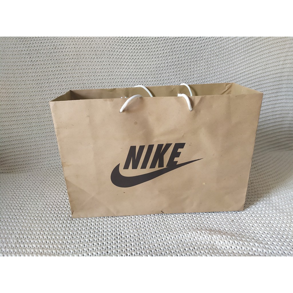 

Papper Bag / Paper Bag / Tas Belanja / Kardus / Tempat Sepatu Nike Coklat