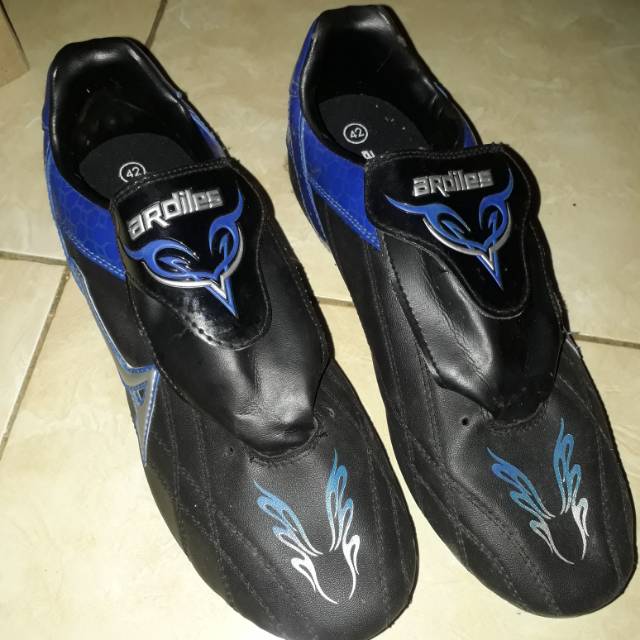 Sepatu bola 'Ardiles'