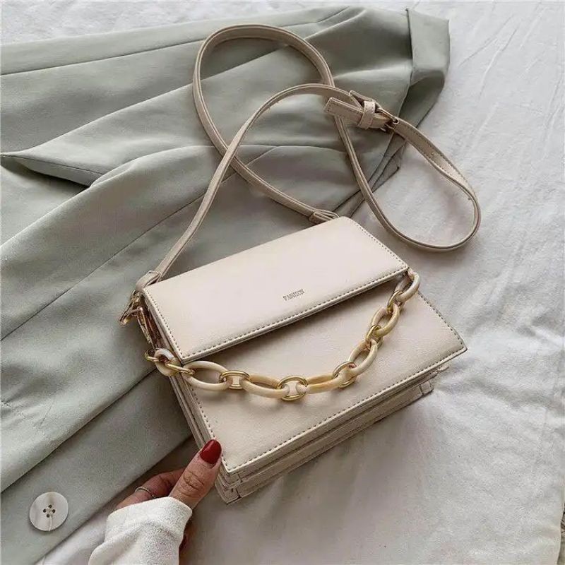 

Kode : ELJ 5112IDR : 125 rbBahan : Kulit Puukuran: 18 x 20x 8 cm