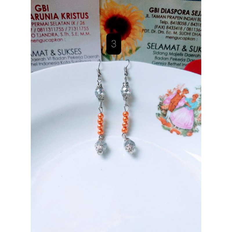 Anting cristal ceko