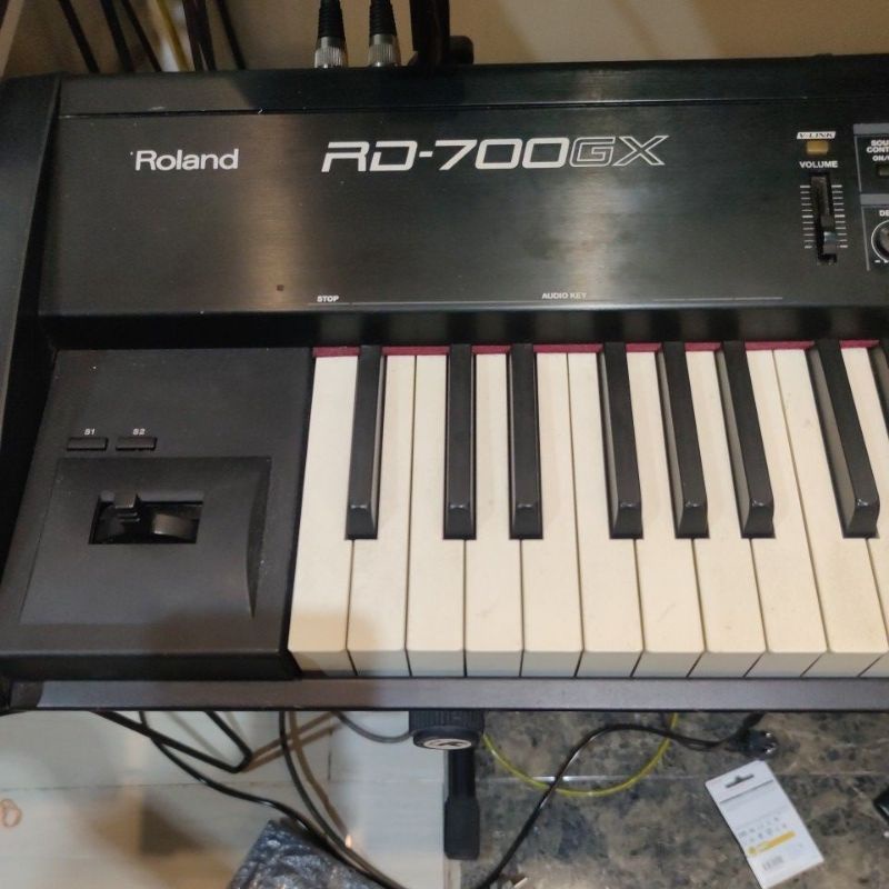 Piano Stage Roland RD700GX kondisi normal bergansi