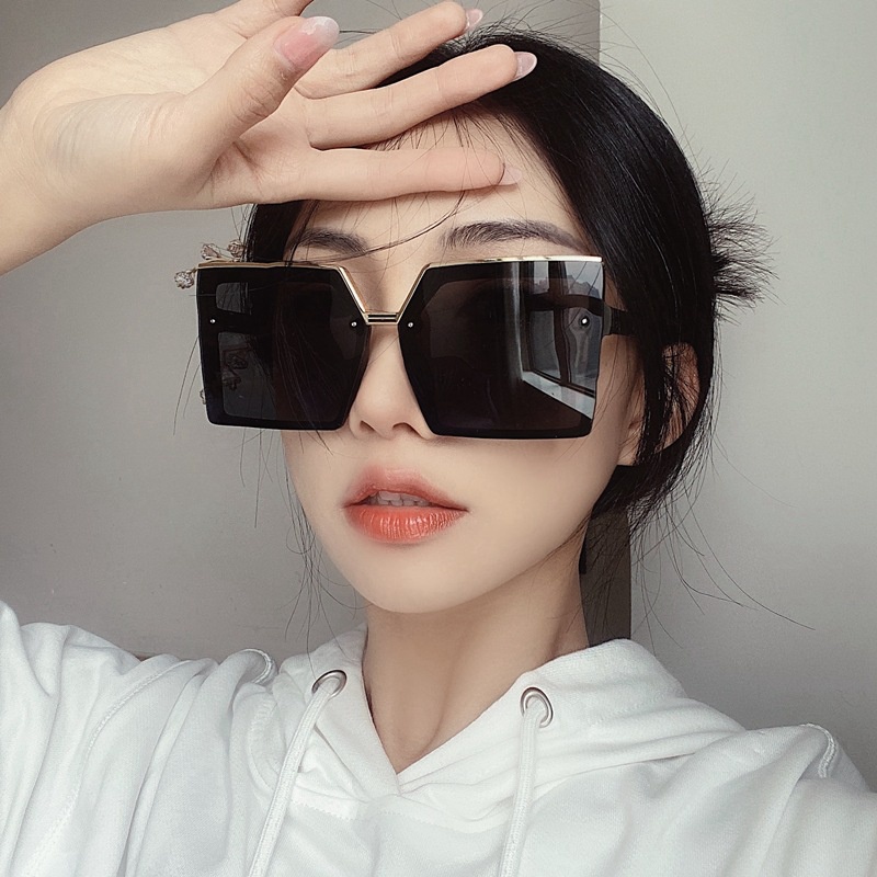 Kacamata Hitam Pelindung UV Bingkai Logam Bentuk Persegi Oversized Gaya Korea Untuk Wanita