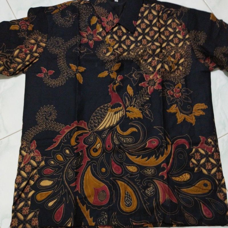 CENDERAWASIH HITAM SM BATIKSOLOAMANAH KEMEJA BAJU BATIK PRIA SOLO LENGAN PANJANG PENDEK LAPIS FURING ATASAN BATIK PREMIUM MODERN KATUN HALUS BIANTARA PARANG LINTANG GUNANDRO PEKSI MERAH PEKSI WIBOWO WAYANG ABANG ARDARA AKAR ABU AKAR TOSCA ERLANGGA PRATOMO