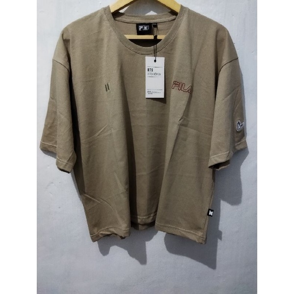 BACA DESC - UNOFF TSHIRT KAOS FILA SUGA BTS NOW ON UNOFFICIAL