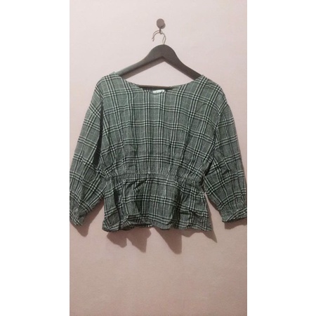 ATASAN CROP LENGAN BALON BY UNIQLO