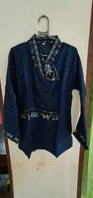 Batik Aksen Atasan Kerja Casual Batik Modern Wanita Peplum Kombinasi Embos Tanpa Lengan Panjang Solo