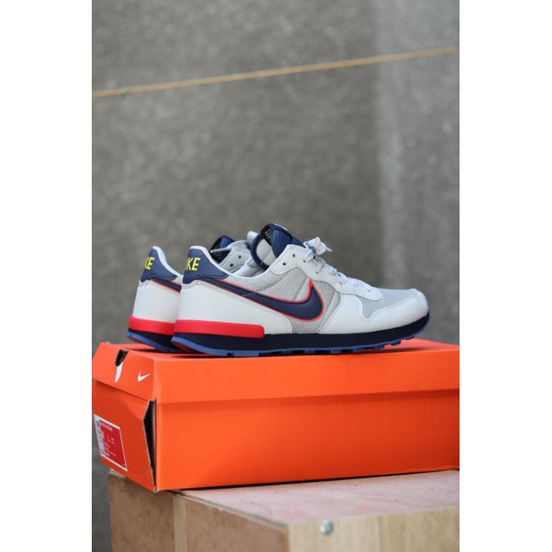 Nike internationalis platinum grey/sneakers pria