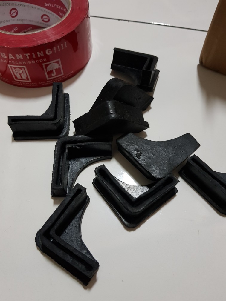 Karet L Atau Karet Alas Siku Rak, Meja, Lemari, Kursi Hitam 4cm X 4cm