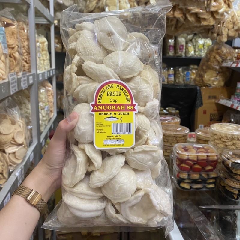 

Yang Lagi Viral Kemplang Bangka / Kemplang Pasir Bangka / Kerupuk Pasir Bangka Cap Anugrah 88 -