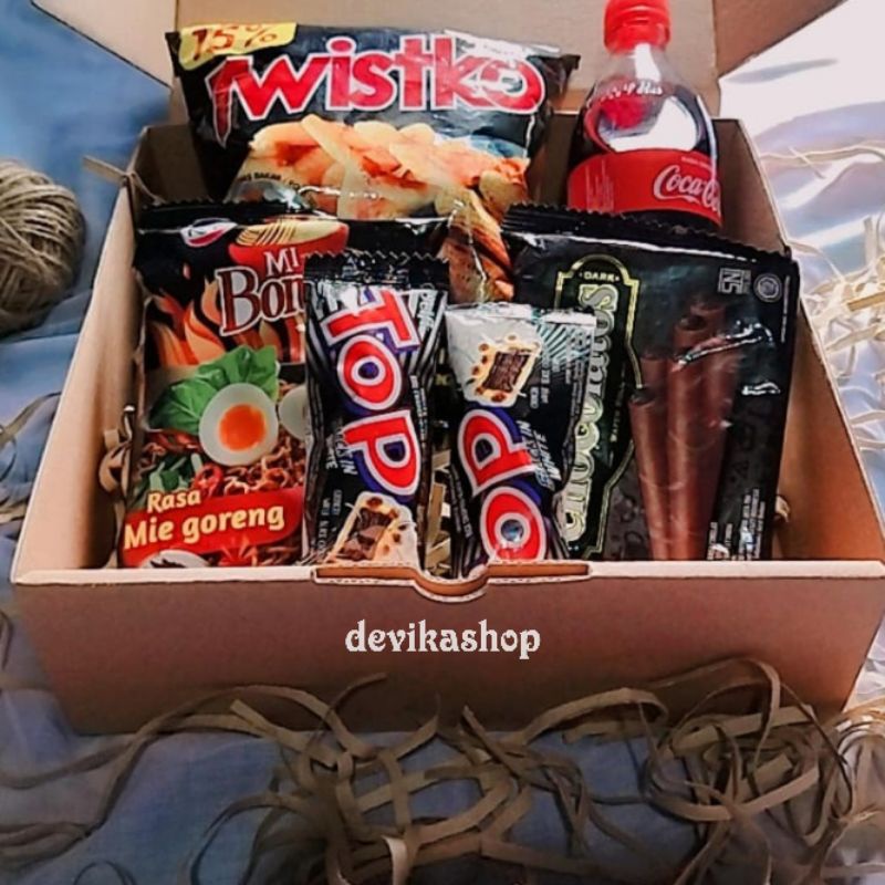 

HAMPERS SNACK BLACK SWEET/GIFT BOX/KADO ULANG TAHUN WISUDA PARSEL