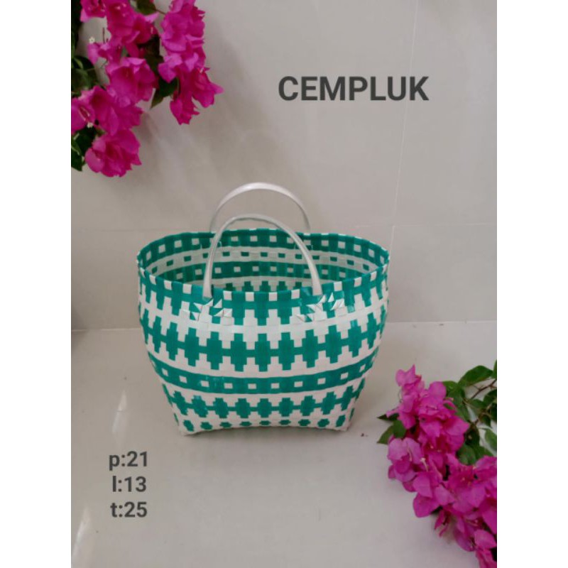 Tas anyam cempluk
