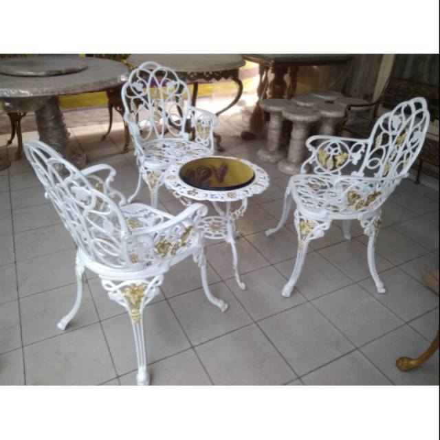 Meja taman dan 3 kursi bahan granit variasi besi khas Tulungagung