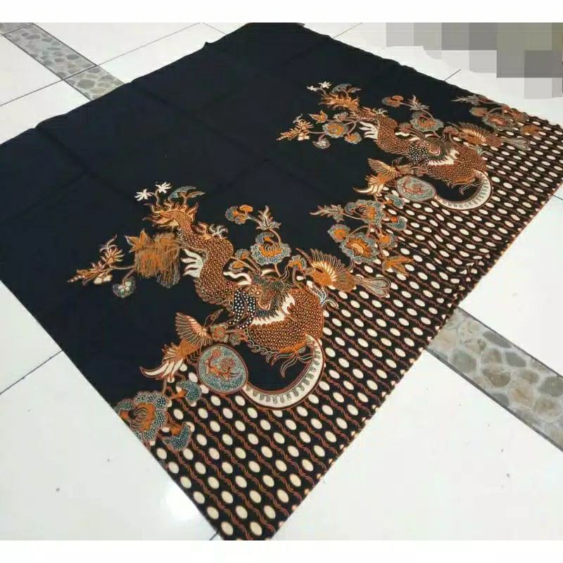 Kain batik kota solo dengan motif naga dasar hitam
