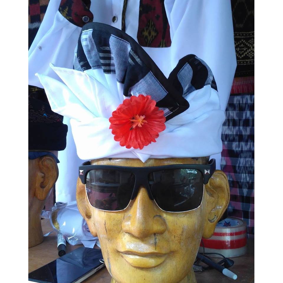 udeng putih tepi endek poleng