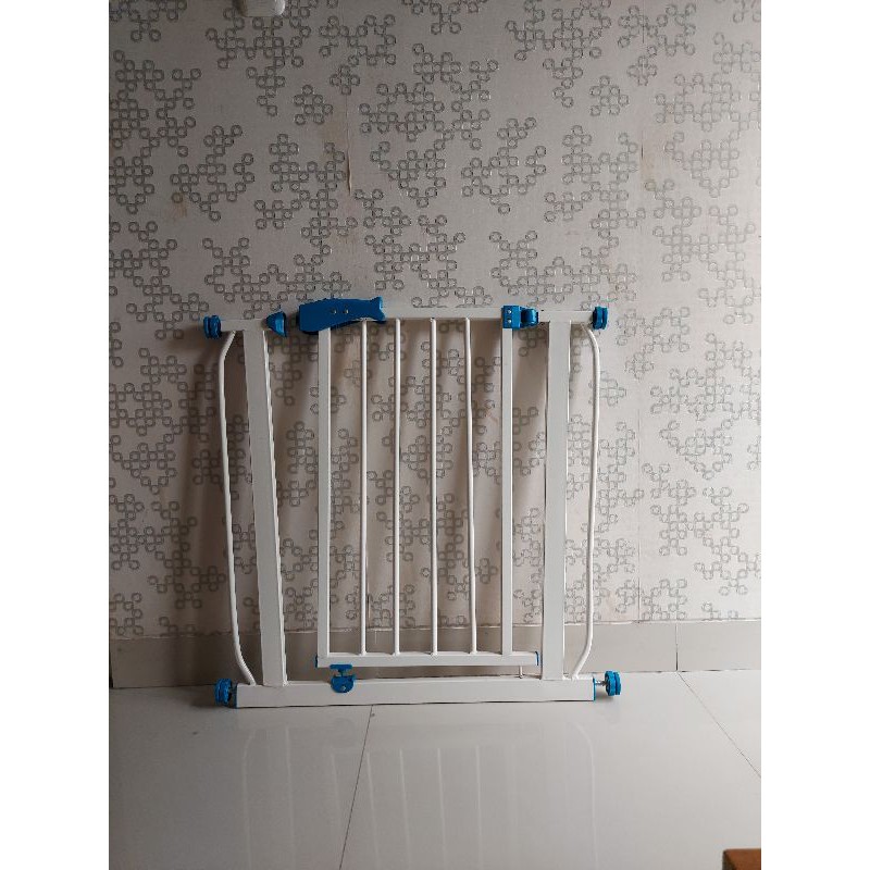 Baby safety gate (preloved)