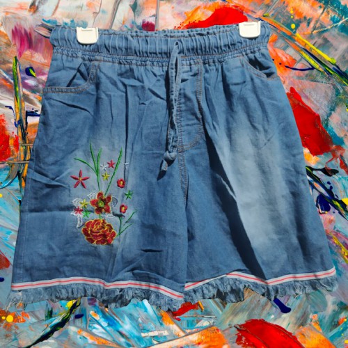 HotPants Celana Hot Pants Jeans Rawis Motif Bordir Bunga dengan List Stripy Pada Lingkar Paha