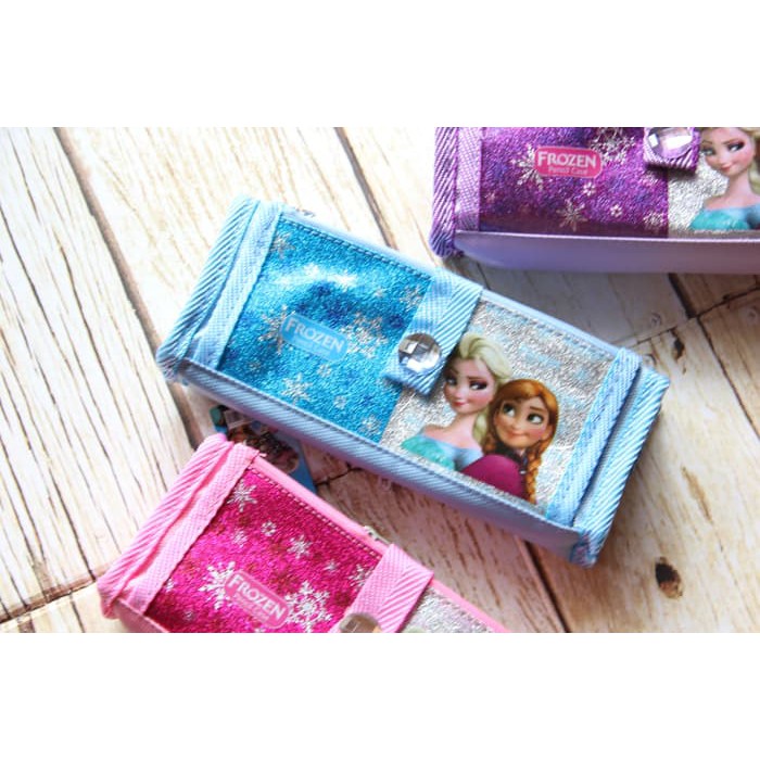 

Kotak Pensil Resleting Frozen Glitter