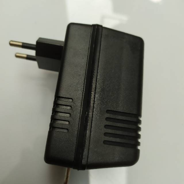 ADAPTOR 9 Volt DC Negative Center untuk efek stompbox atau sejenisnya