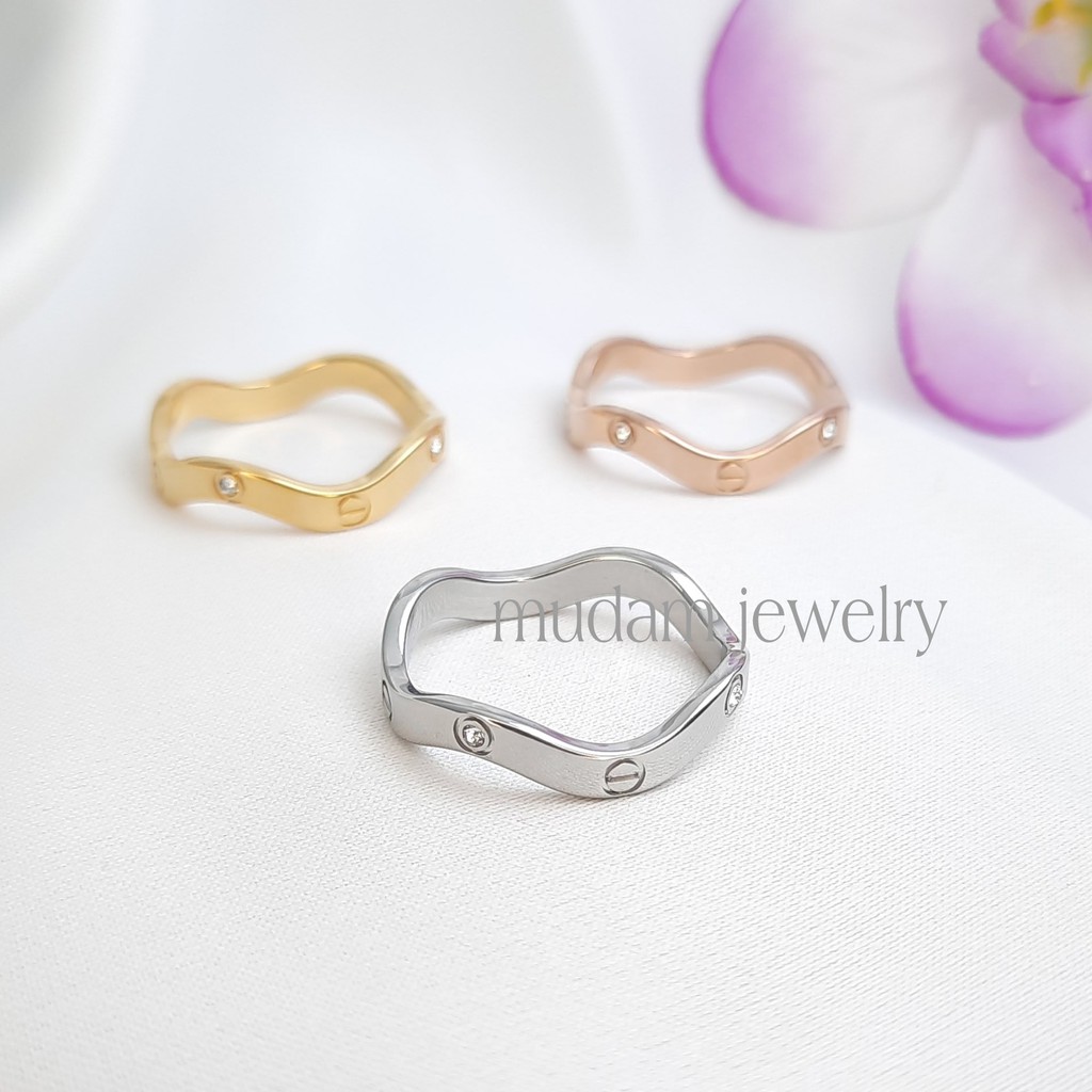 Cincin Titanium Model Gelombang Dengan Diamonds Artifisial Tersedia Warna Rose Gold, Gold dan Silver