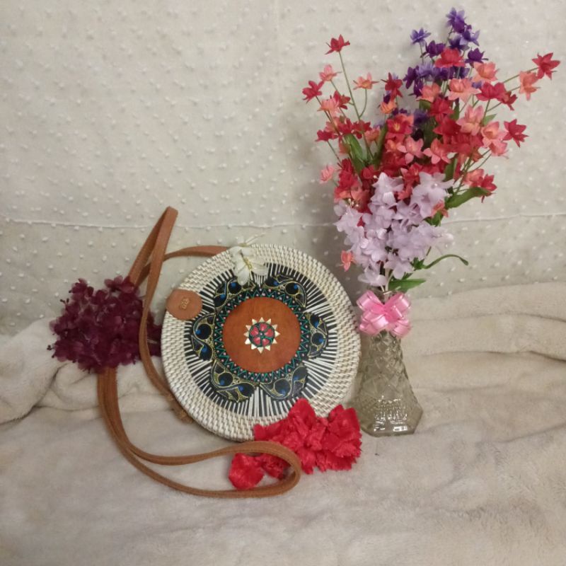 Tas rotan bulat kayu lukis