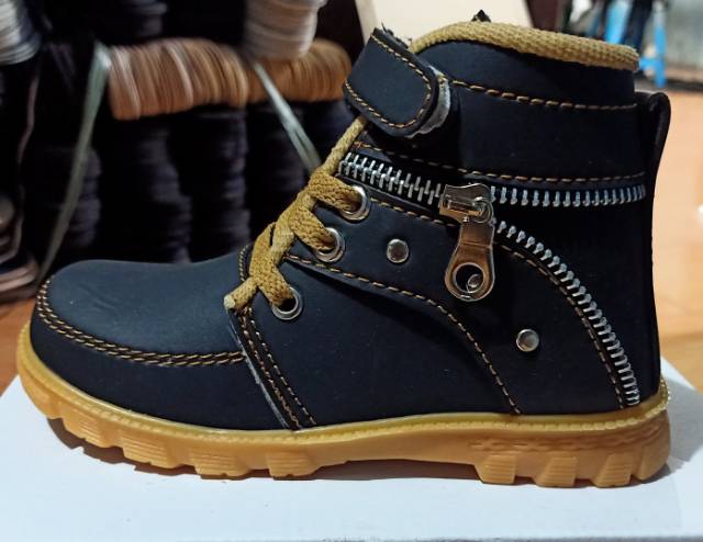 Sepatu bot anak