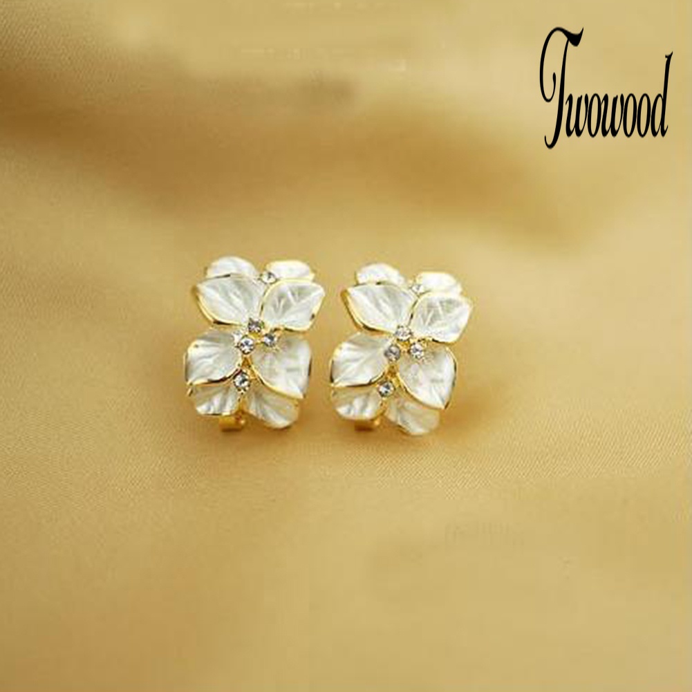 Anting Stud Desain Bunga Gardenia Aksen Berlian Imitasi Untuk Wanita