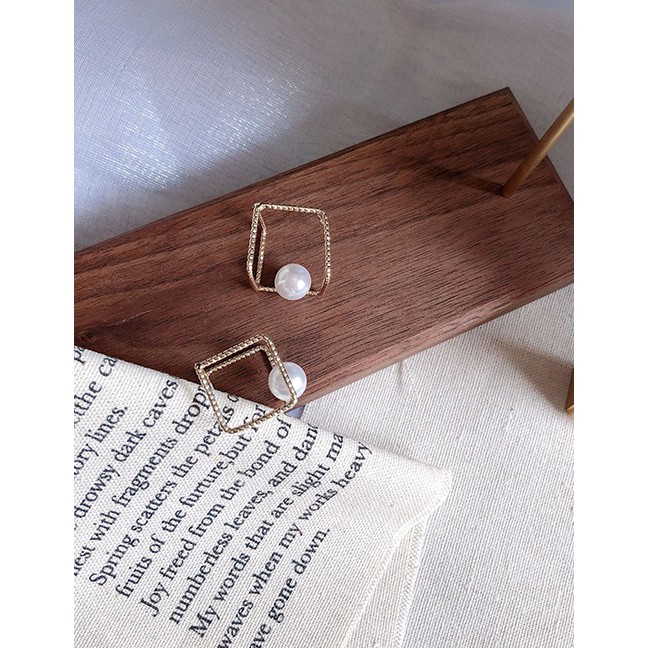 LRC Anting Tusuk Fashion Square Pearl 925 Silver Needle Cube Pearl Stud Earrings F49984