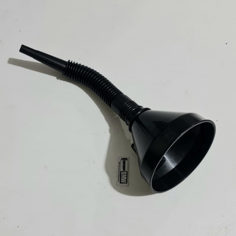 corong bensin oli mobil motor dengan belalai