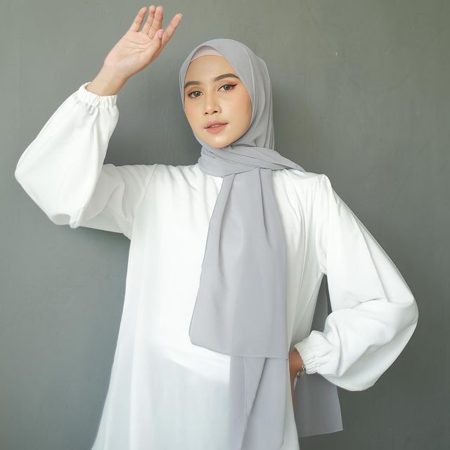 𝗖𝗮𝗿𝗲.𝗶𝗻 Pashmina Lozy Ceruty Babydoll 180x75cm (JAHIT TEPI) PREMIUM QUALITY-Silver