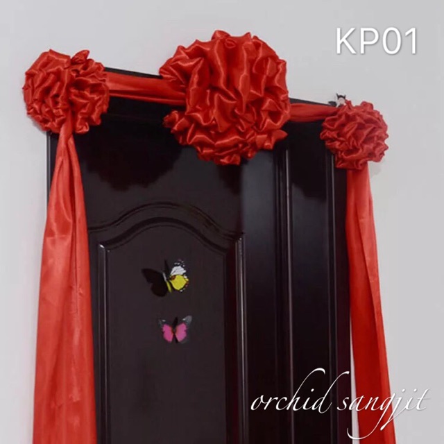 Kain merah pintu rumah pengantin