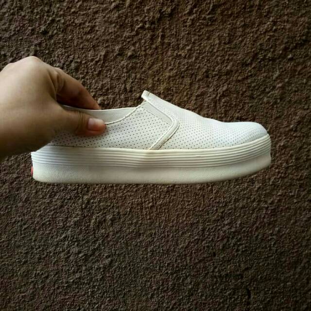 Sepatu slip on putih wanita merk Elizabeth second preloved bekas
