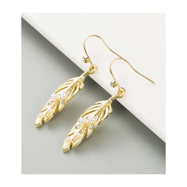 LRC Anting Gantung Fashion Golden Natural Pearl Leaf Alloy Diamond Earrings P59688