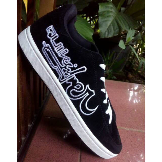 Sepatu quicksilver black