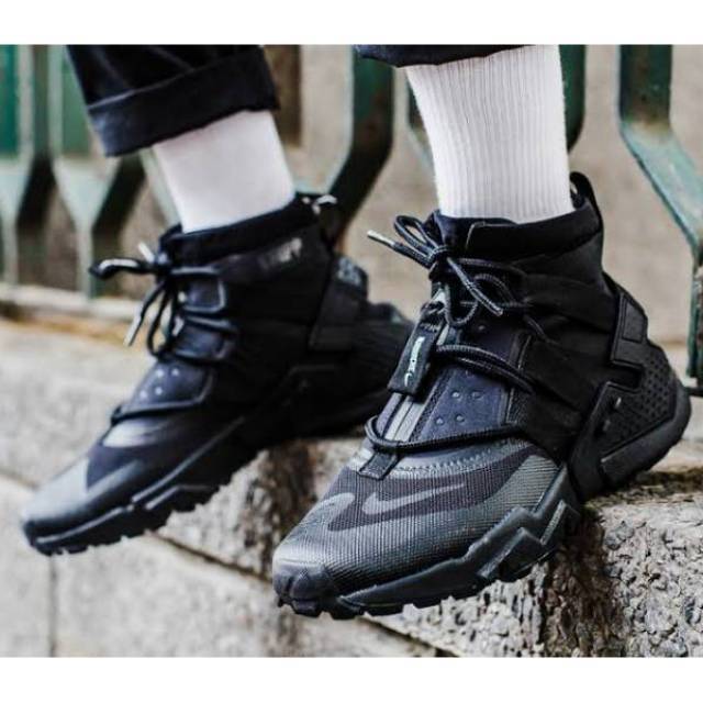 nike huarache gripp triple black